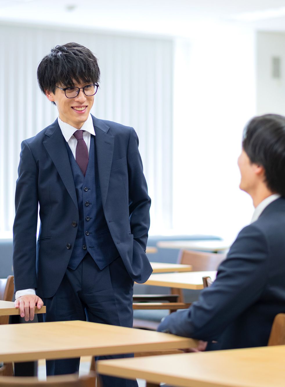 イメージ画像：研修室で二人の男性が会話をしている画像